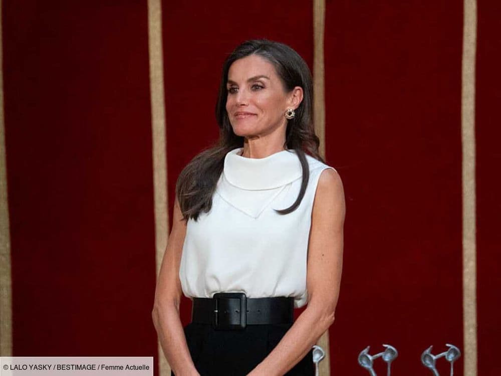 Letizia d'Espagne éblouissante en jupe fendue ceinturée et top sans manches pour recevoir l'équipe de football féminine