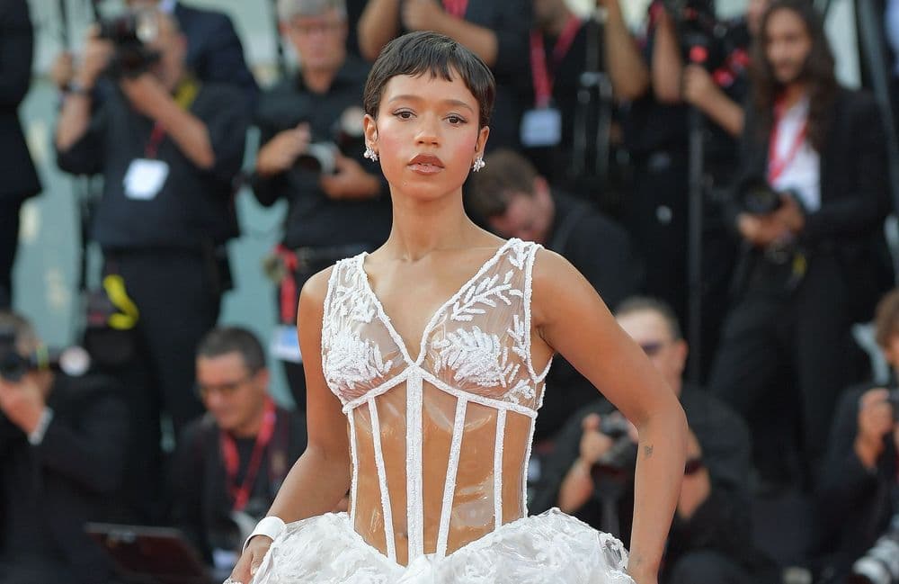 Taylor Russell : sa robe Chanel originellement portée par Claudia Schiffer en 1993 illumine la Mostra de Venise