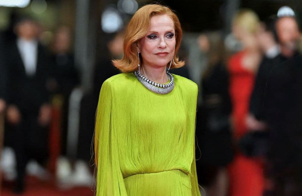 En robe fluo à franges, Isabelle Huppert ose la couleur sur le tapis rouge du Festival de Cannes