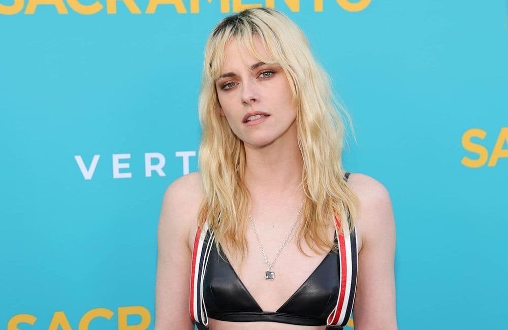 Brassière en cuir, bretelles colorées : Kristen Stewart redéfinit le style sur tapis rouge