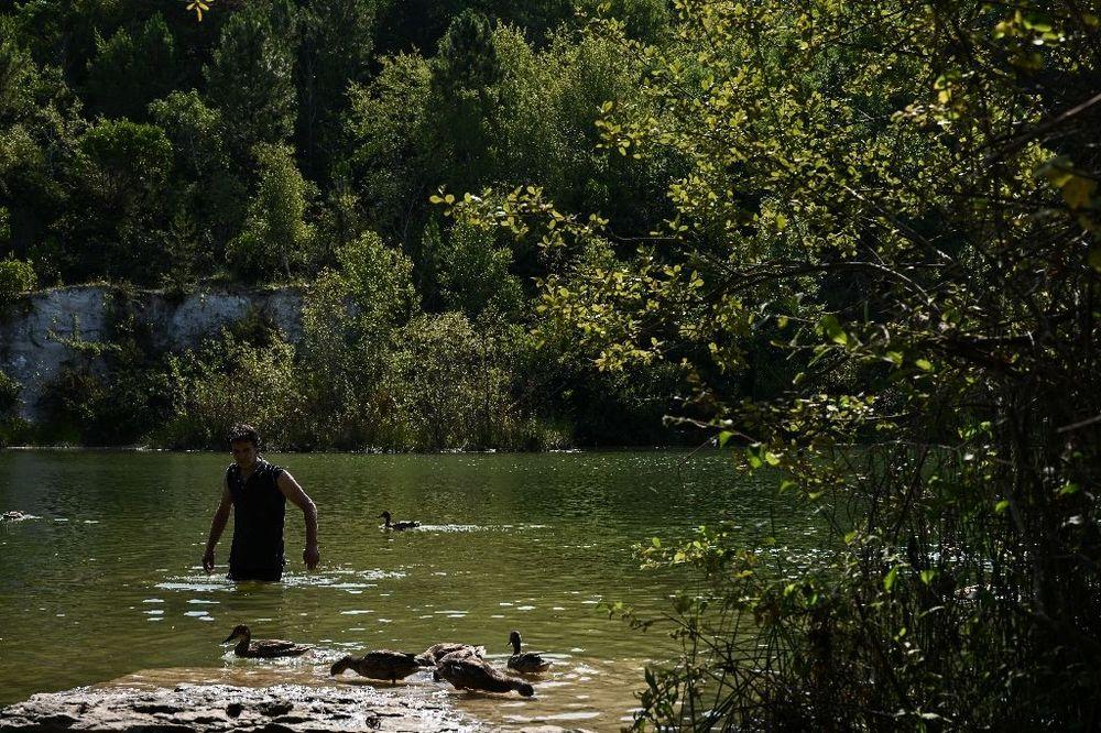 Gironde: sous une chaleur "horrible", un étang interdit attire les baigneurs