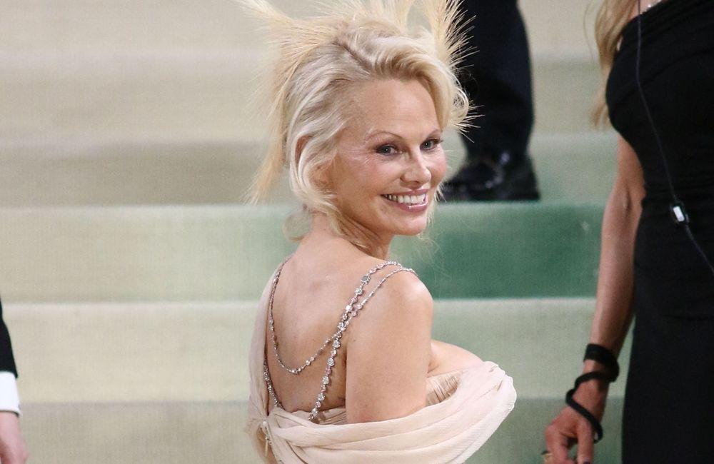 Rayonnante, Pamela Anderson renoue avec le maquillage au Met Gala 2024
