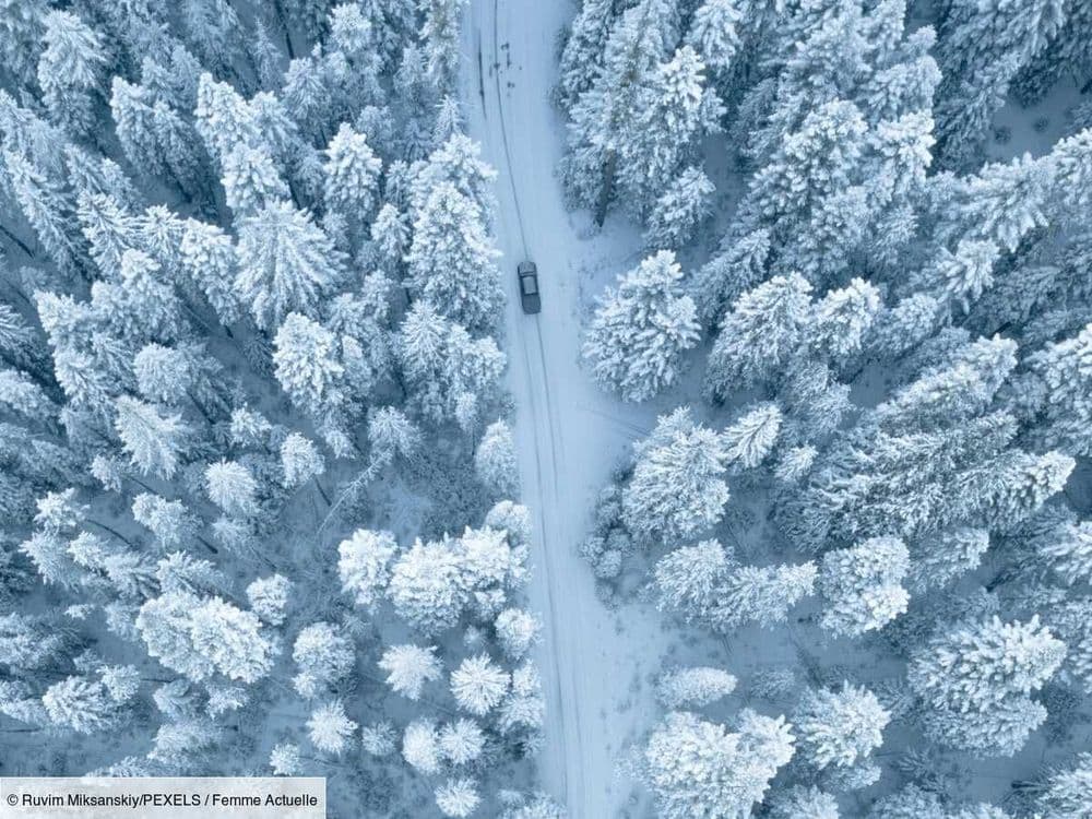 Non, il n'y a pas que les pneus hiver pour conduire en cas de neige, ces 3 équipements sont aussi très utiles