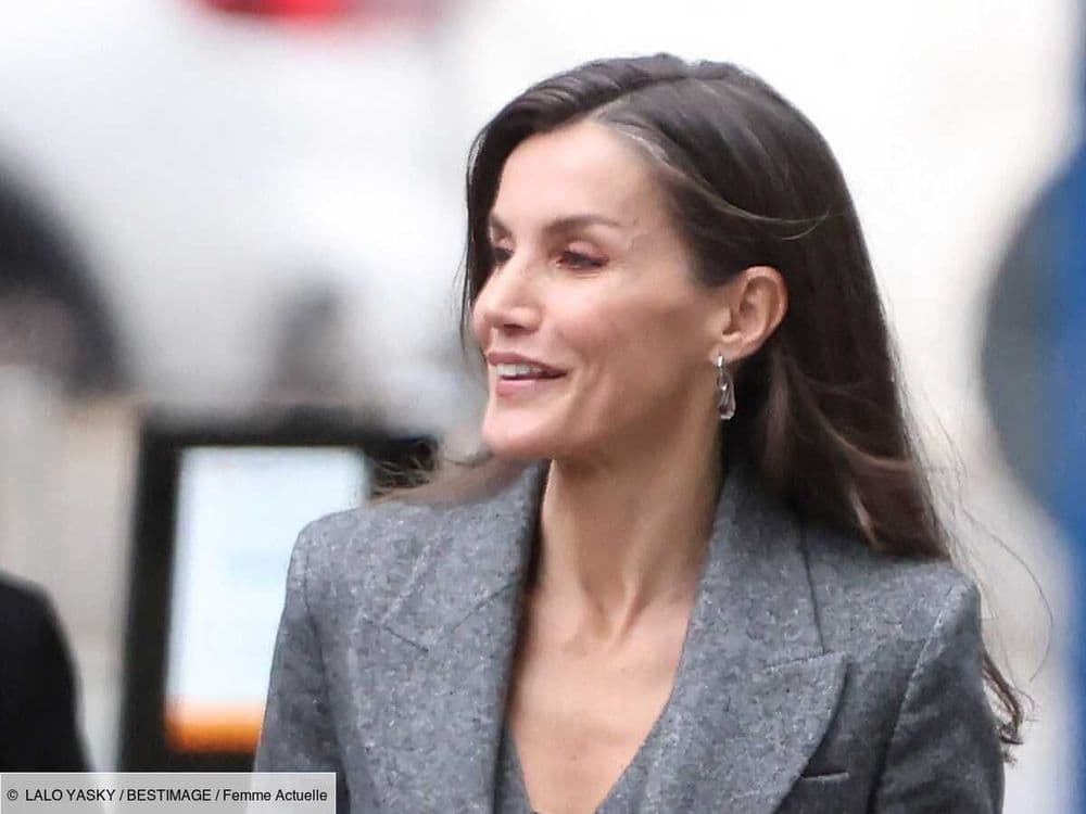 Letizia d’Espagne resplendit d’élégance dans un costume tailleur gris chiné Mango