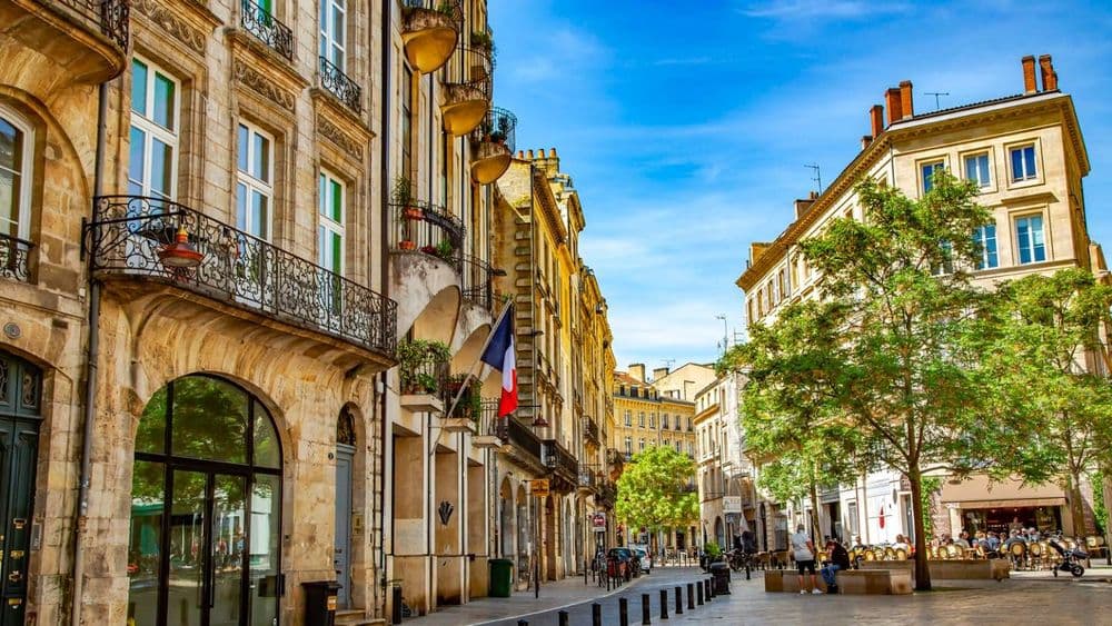 Immobilier à Bordeaux : légère baisse des prix des appartements, hausse pour les maisons en avril 2025