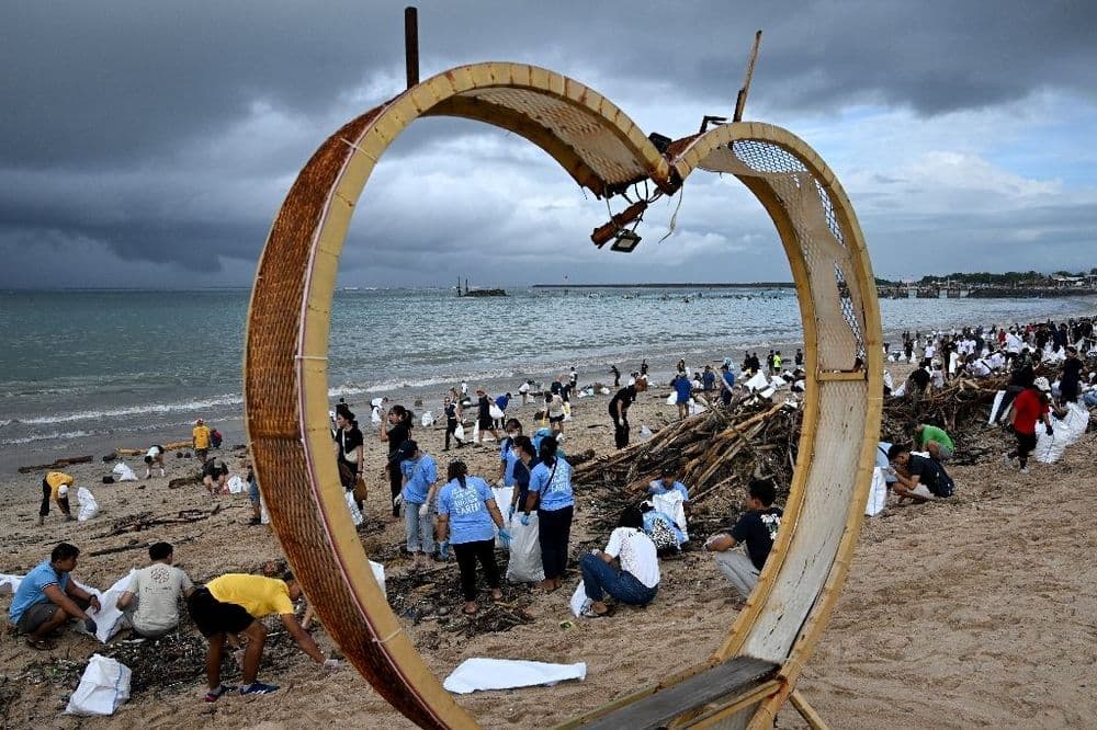 A Bali, nettoyage de plages envahies par l'un des "pires" échouages de déchets plastiques