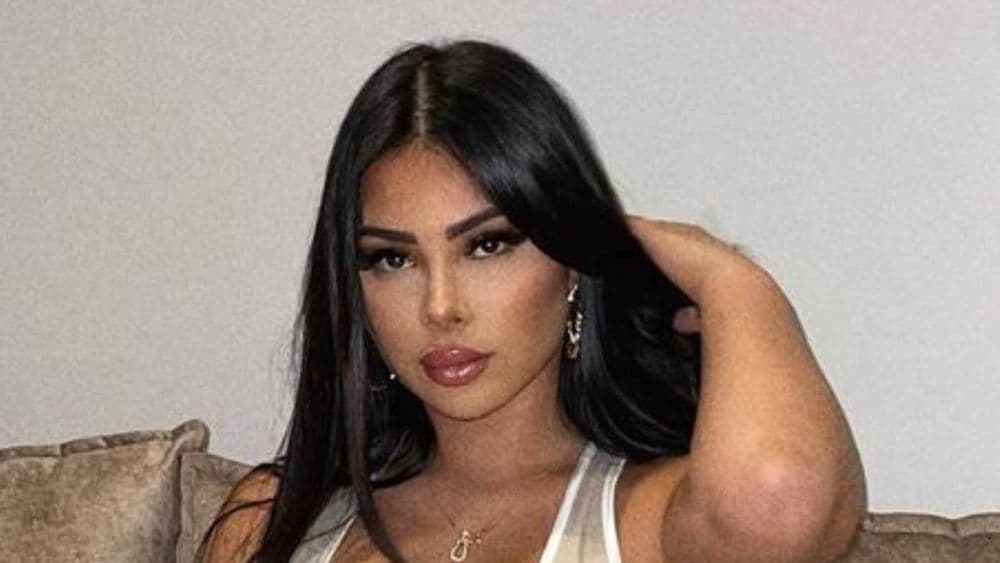 Maeva Ghennam : au cœur d’un gros scandale, la réaction de son chéri risque de vous étonner, regardez !