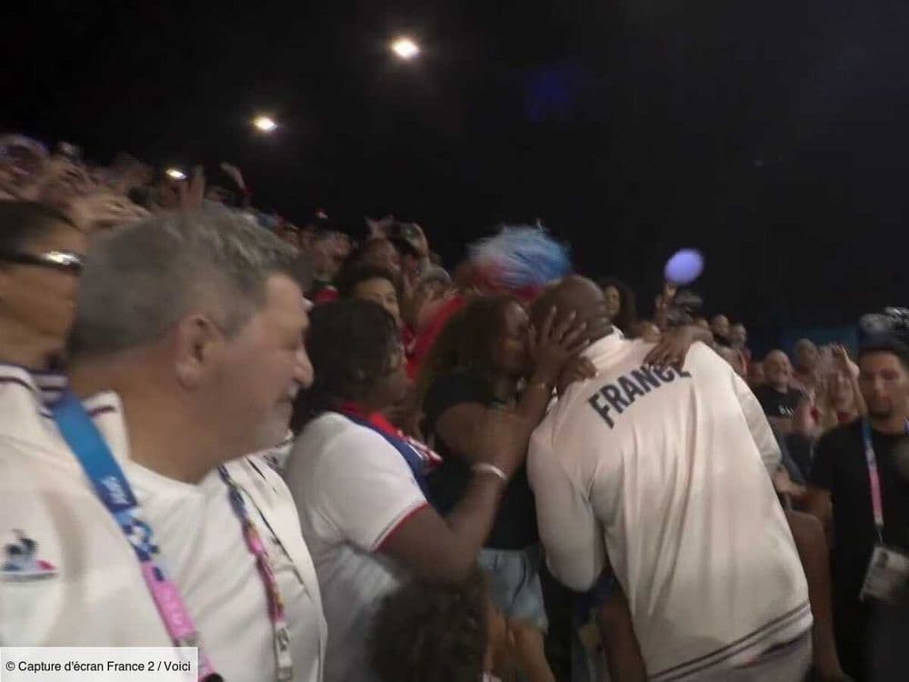 JO 2024 : Teddy Riner médaillé d'or, le judoka partage un tendre baiser avec sa compagne Luthna Plocus (ZAPTV)