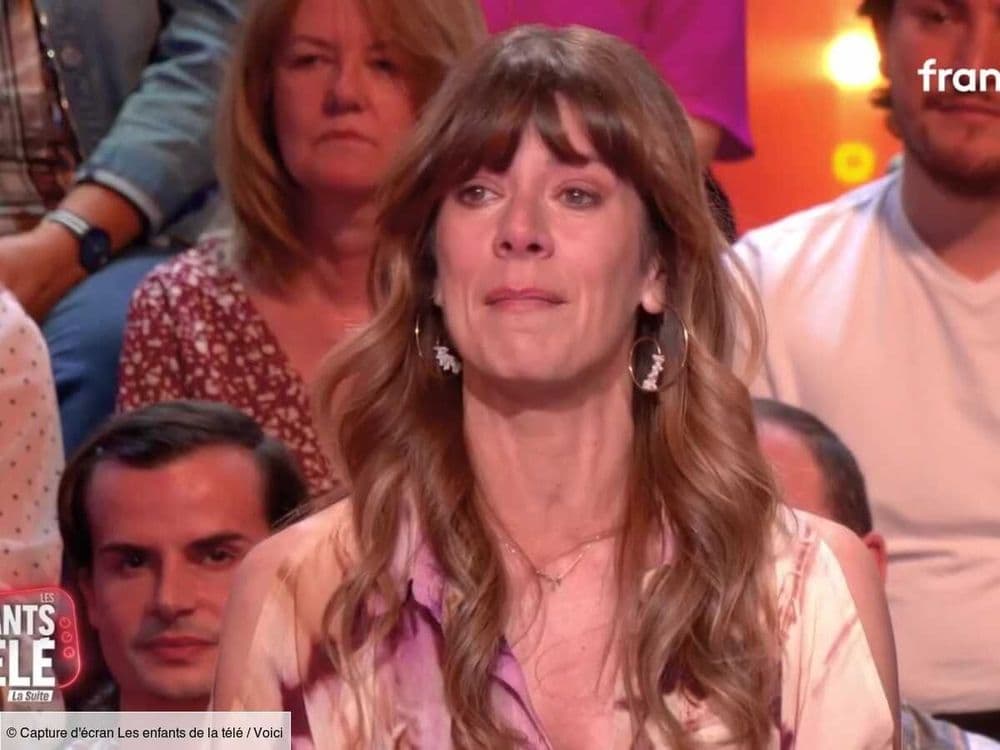 Magali Ripoll fond en larmes sur le plateau des Enfants de la télé après une belle surprise de ses parents (ZAPTV)