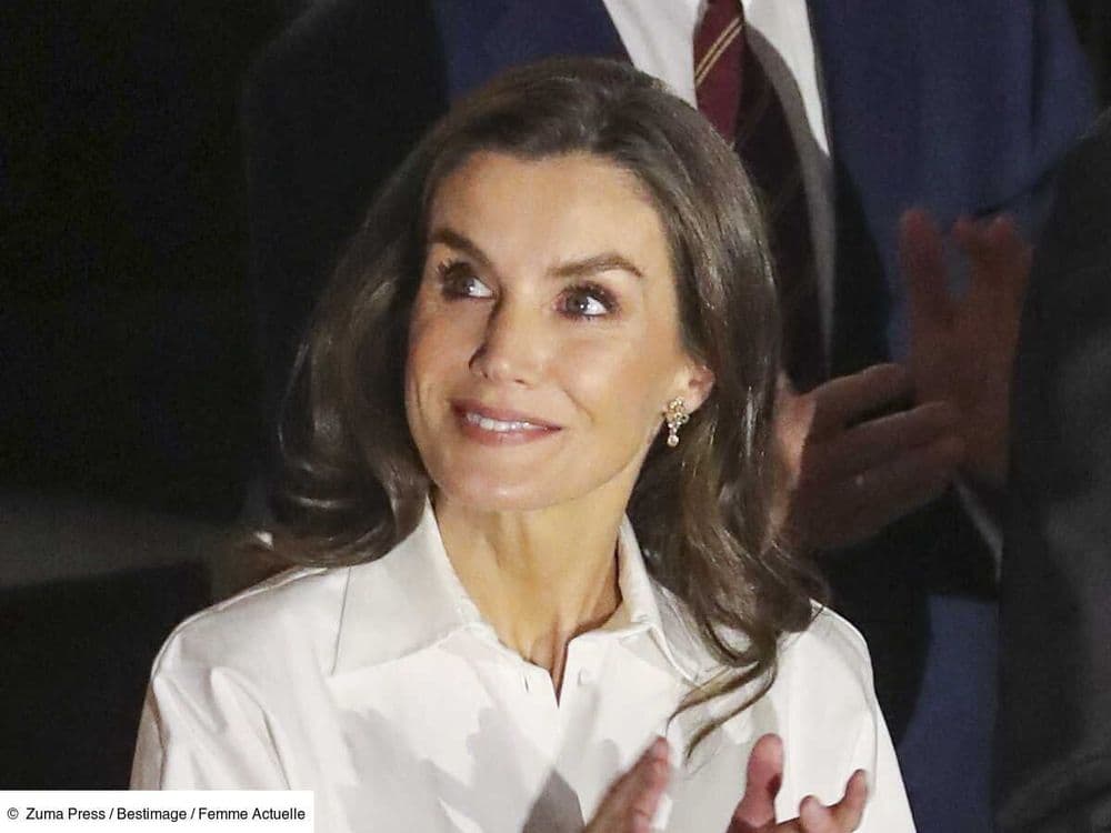 Letizia d'Espagne arbore la parfaite jupe longue à strass pour les Fêtes - voici comment copier son look