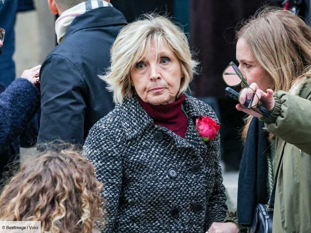 Obsèques de Catherine Laborde : pourquoi tous les proches de l'animatrice portaient une fleur rouge à la boutonnière ?