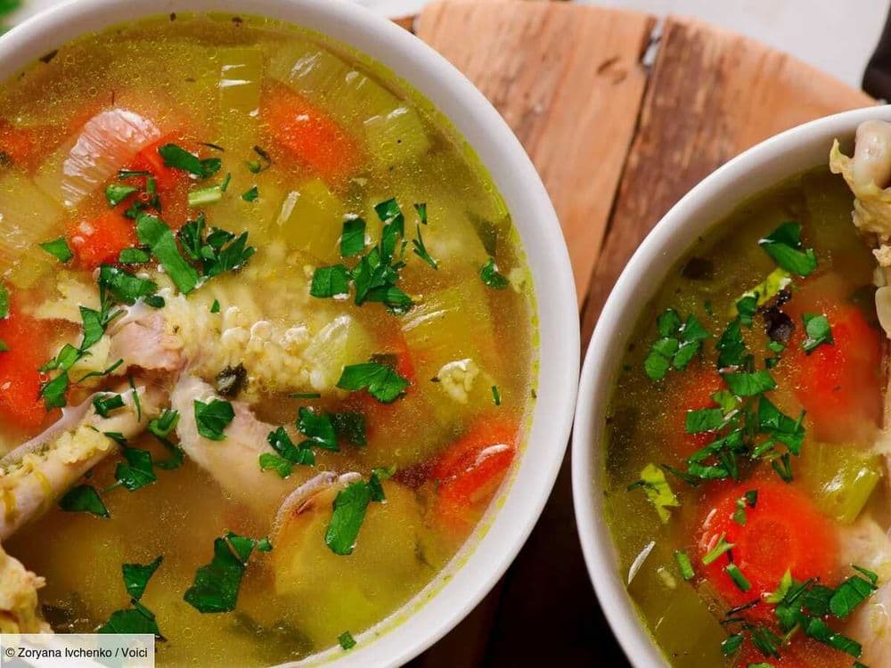 Bouillon de poule maison : cette recette de grand-mère est idéale contre les coups de froid