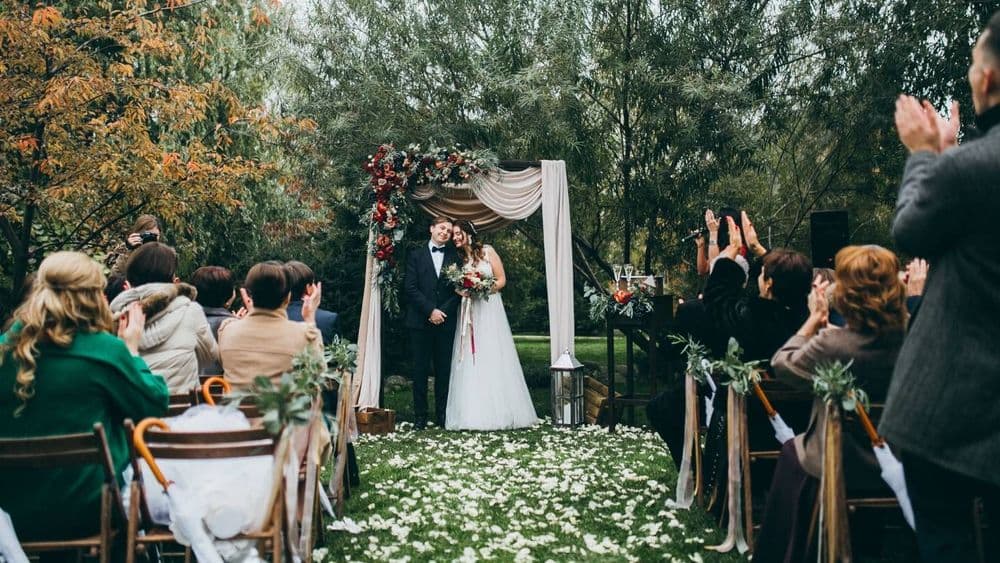 5 000, 10 000 ou plus de 20 000 euros... Quel est le budget raisonnable pour un mariage ?
