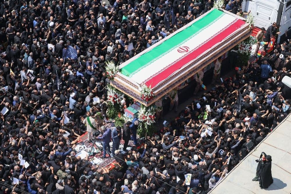Iran: ultime hommage populaire au président Raïssi dans sa ville natale