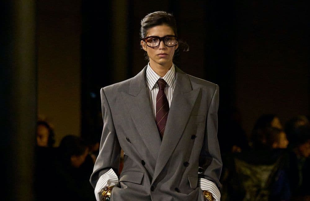 L’essor de l’office wear : comment les femmes ont-elles repris le pouvoir avec le costume ?