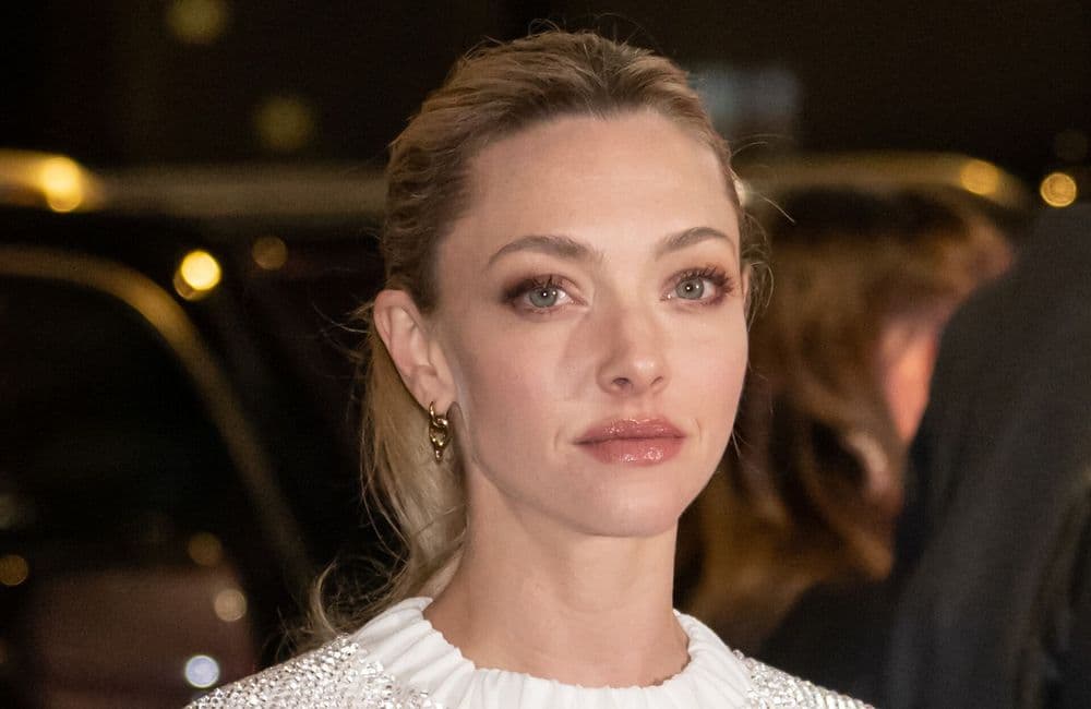 En vidéo, Amanda Seyfried se dévoile au naturel et parle sans tabou de son eczéma