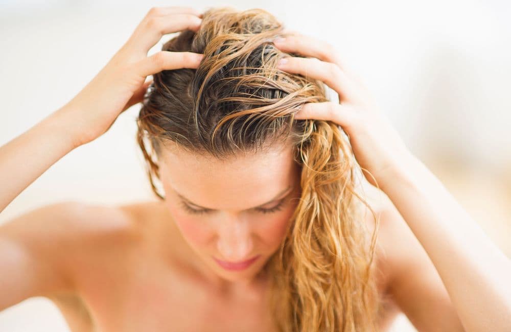 Cette astuce capillaire insolite rend les cheveux plus forts (et c’est validé par une pro)