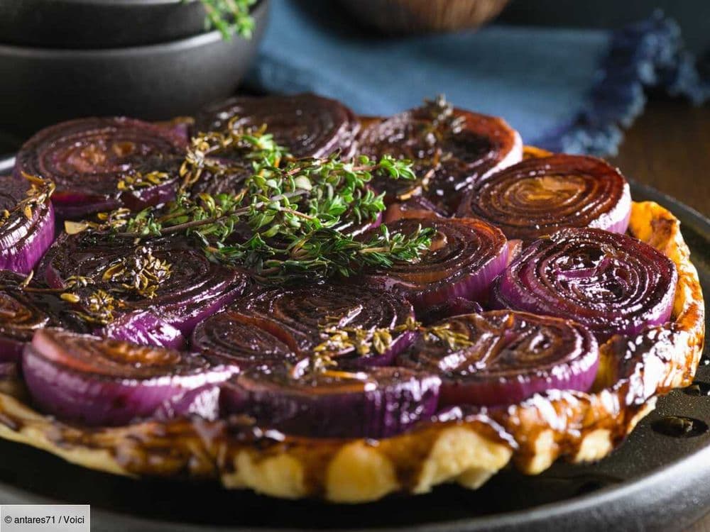Tarte tatin d'oignons rouges : cette recette parfumée au miel et au thym est délicieuse