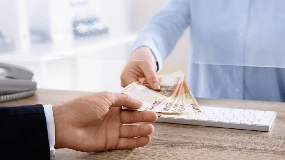 Compte pro : dans quelles banques peut-on déposer des espèces gratuitement ?