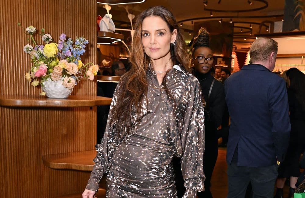 Porter des collants avec des escarpins ouverts : voici comment Katie Holmes ose ce combo décrié