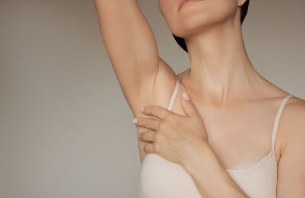 Transpiration : faut-il mettre du peroxyde de benzoyle en guise de déodorant ?