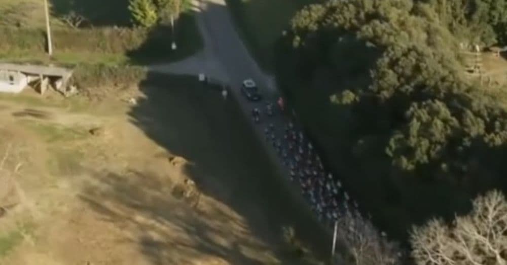 Voiture face au peloton, grosse frayeur sur l'Etoile de Bessèges (vidéo)