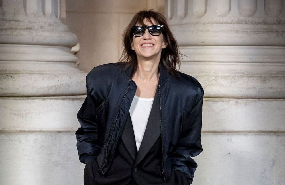 En bomber et baskets, Charlotte Gainsbourg adopte un look masculin au défilé Saint Laurent