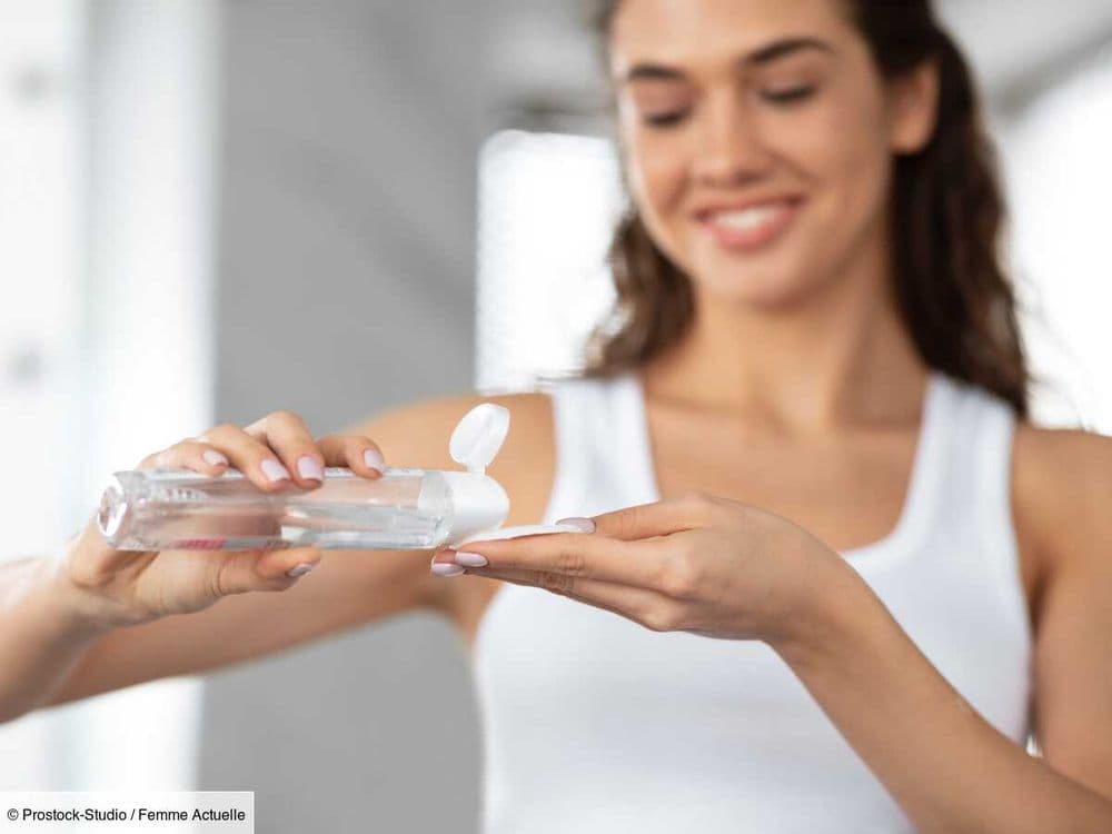 Est-ce que l'on doit rincer l'eau micellaire après le démaquillage ? Une dermatologue répond