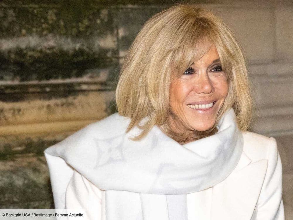 Brigitte Macron très élégante en total look noir, sac Dior et escarpins vertigineux