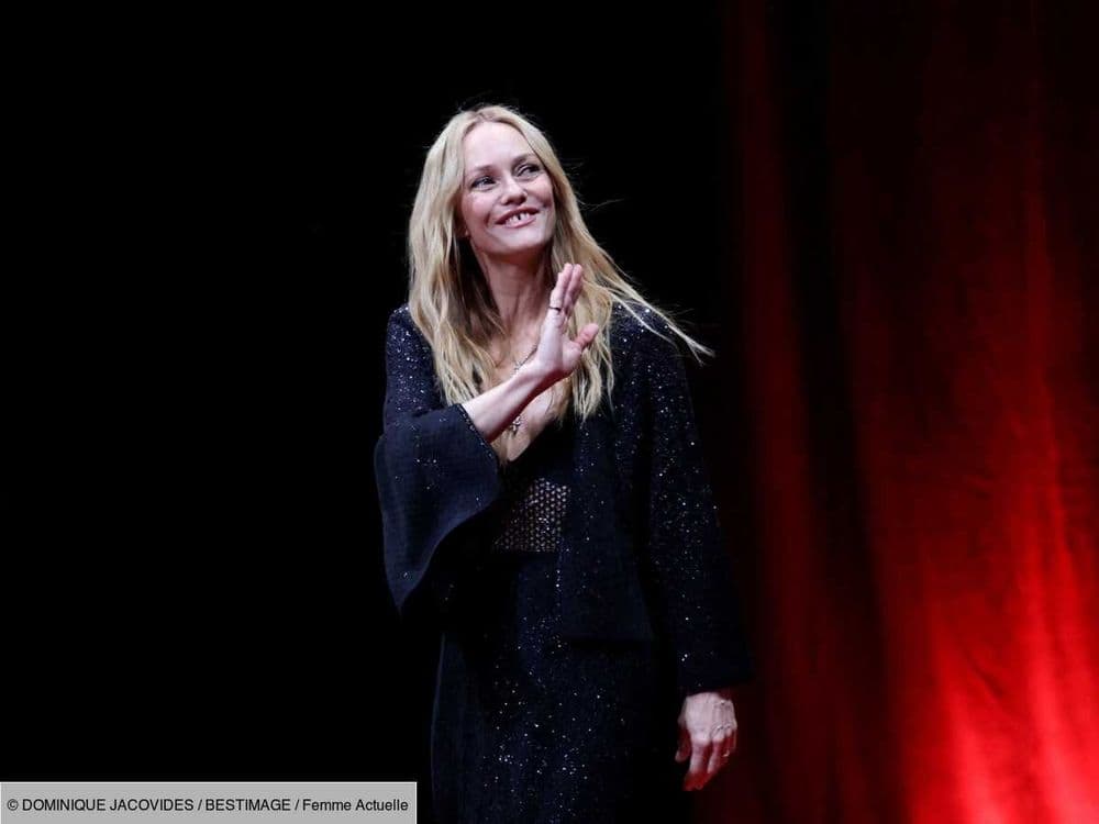 Vanessa Paradis choisit de s’entourer de ses deux enfants pour son grand retour en musique