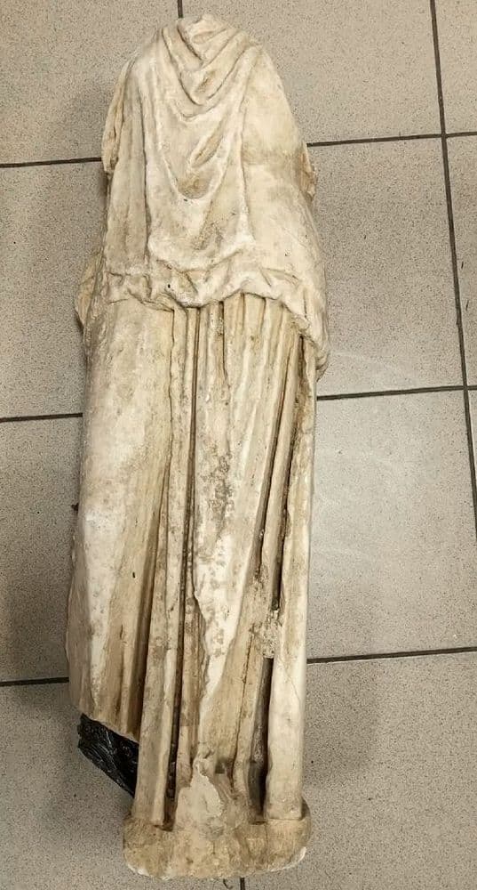 Grèce : une statue antique retrouvée "près de poubelles"