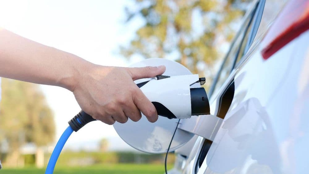 Bornes de recharge, prix de l'électricité... Ce qui va changer pour faire baisser le coût des voitures électriques