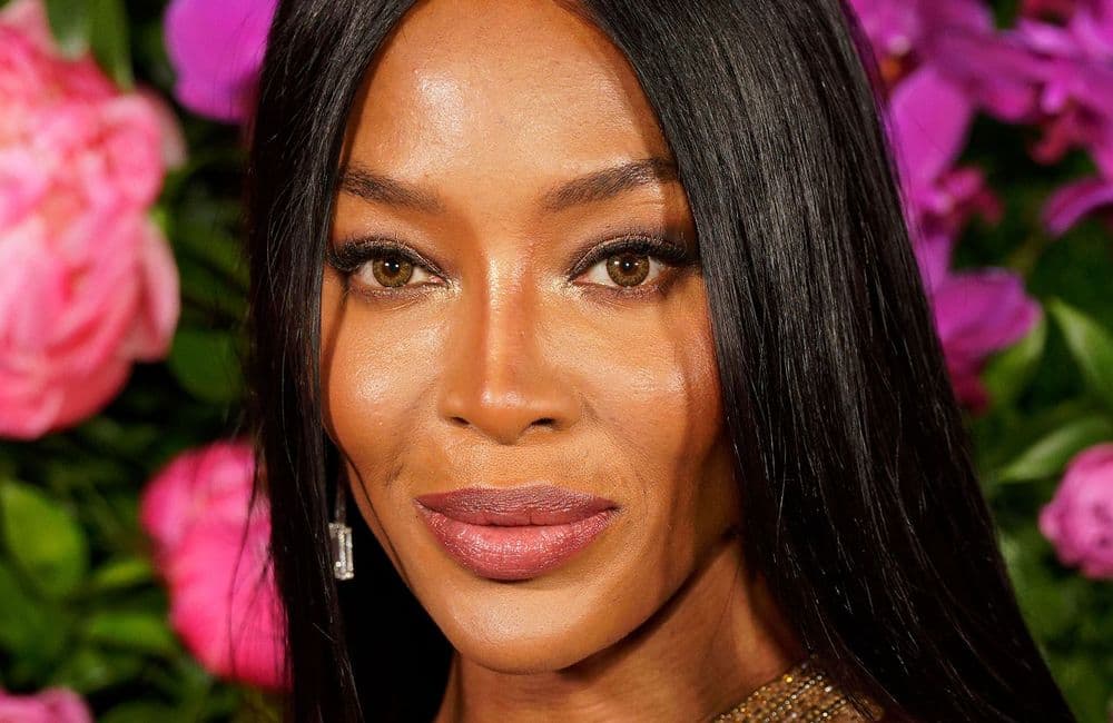 Naomi Campbell : transformée, elle adopte la coupe signature d’Anna Wintour