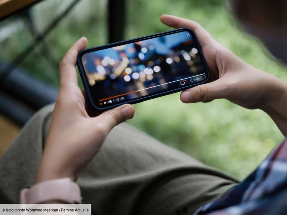 Vous regardez des films sur votre téléphone dans le train et l'avion ? Cette technique vraiment futée va sauver vos voyages !