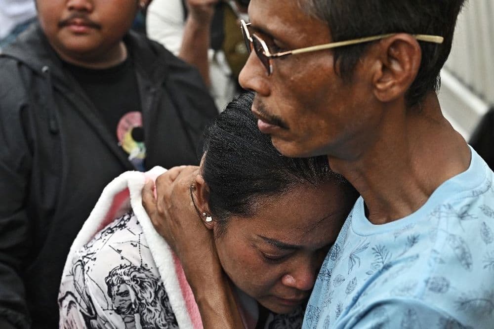 Séisme: à Bangkok, l'angoisse des proches des disparus de la tour effondrée