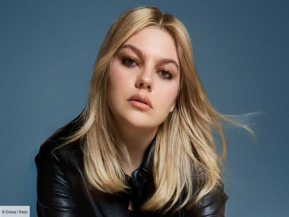 Louane x Crocs : la chanteuse a imaginé les chaussures les plus démentes du printemps