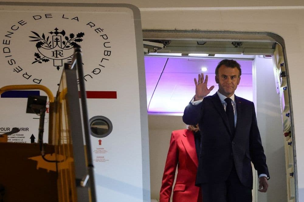 "Plaisanterie" ou coup au visage: Macron contraint de justifier une vidéo virale avec son épouse