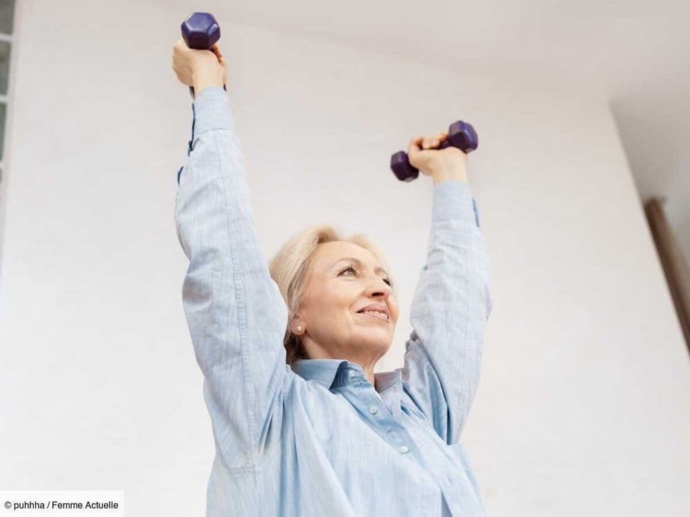 Le gainage debout est efficace pour renforcer les abdos - l'exercice simple d'un coach pour débuter
