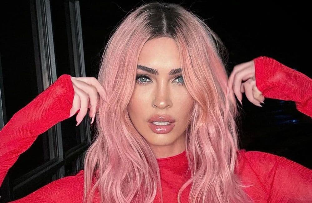 Megan Fox renoue avec sa chevelure brune et adopte cette coupe ultra tendance