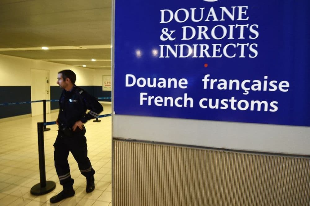 Trafic de drogue: à l'aéroport de Roissy, le boom des "mules"
