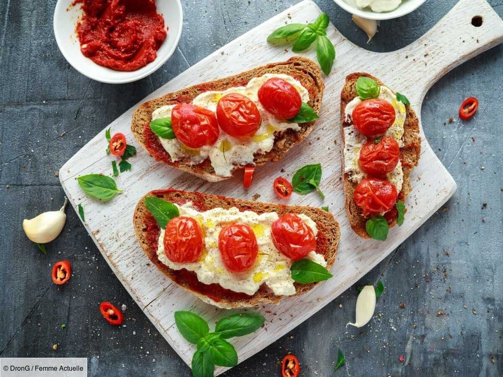 Idée de repas express pour l’été : la recette des bruschettas aux tomates confites et pesto avec de la burrata