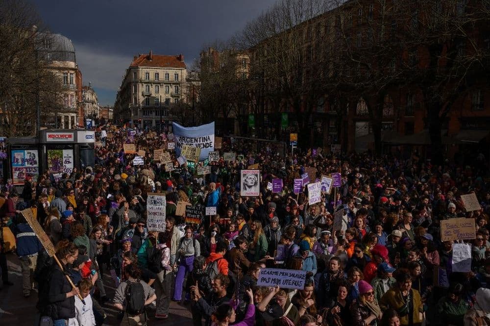 Des milliers de manifestants en France pour l'égalité femmes-hommes et contre le "masculinisme"