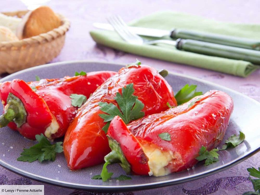 Poivrons farcis au thon et fromage frais : la recette d'été en seulement 3 ingrédients