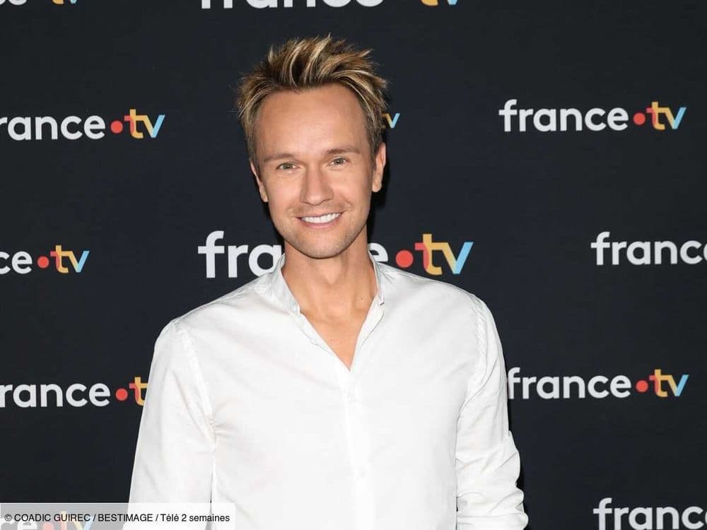 Cyril Féraud annonce son retour avec une photo sur son transat : "Tête de fin de vacances !"
