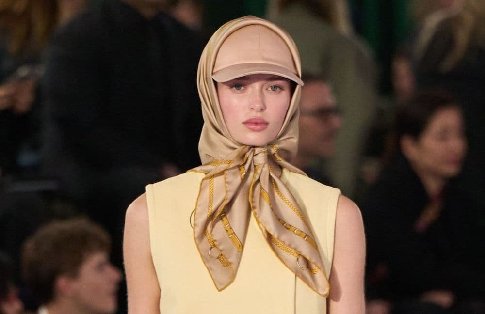 L’association foulard et casquette : le twist rétro repéré sur le défilé Gucci