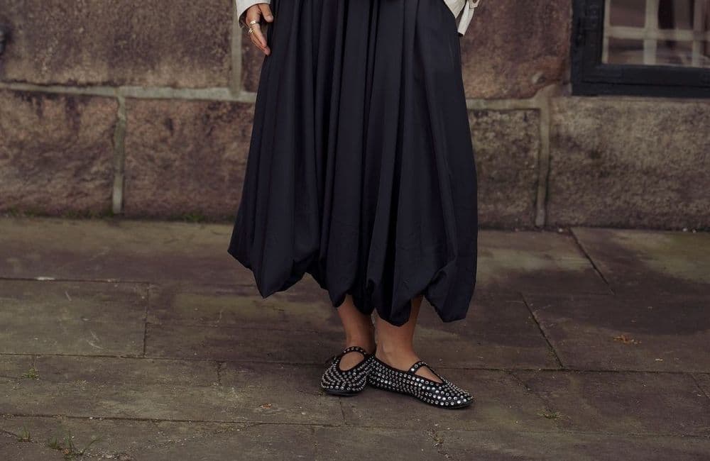 Jupe midi et ballerines : le combo qui signe l’uniforme chic de l’été