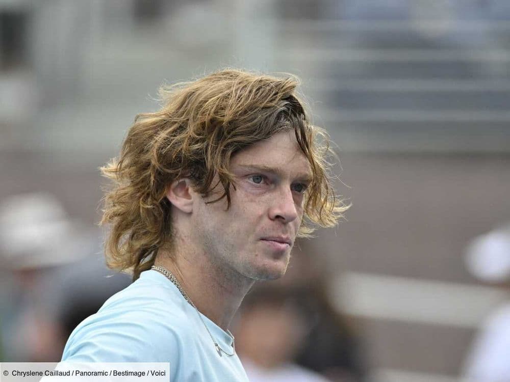 Rolex Paris Masters : les images terribles de ce tennisman russe qui se fracasse le genou avec sa raquette de rage