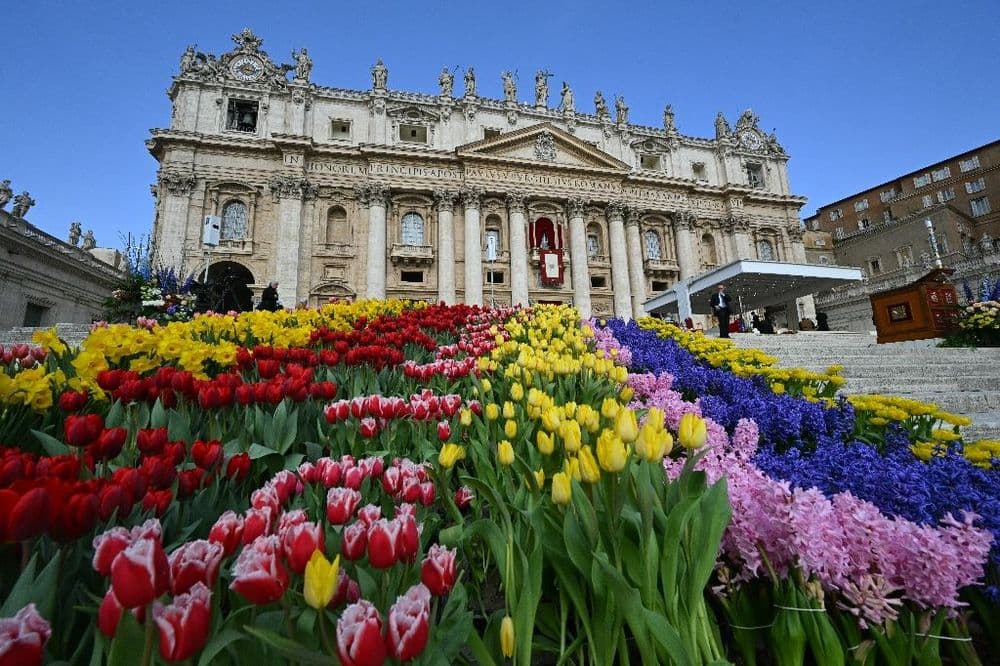 "Joyeuses Pâques", lance le pape au balcon de la basilique Saint-Pierre