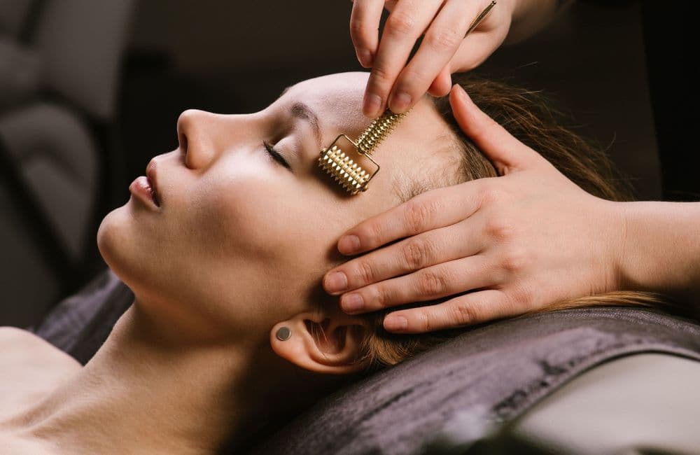 Anti-âge : connaissez-vous le « Ridoki », ce massage du visage qui prévient les rides ?