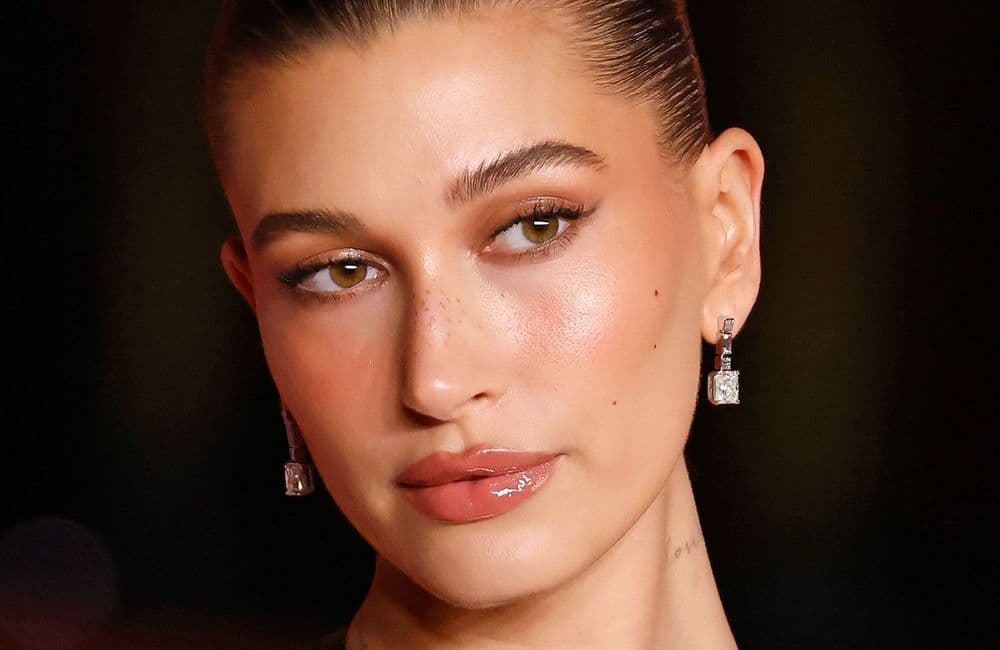 Hailey Bieber confirme le retour de cette coiffure des années 90